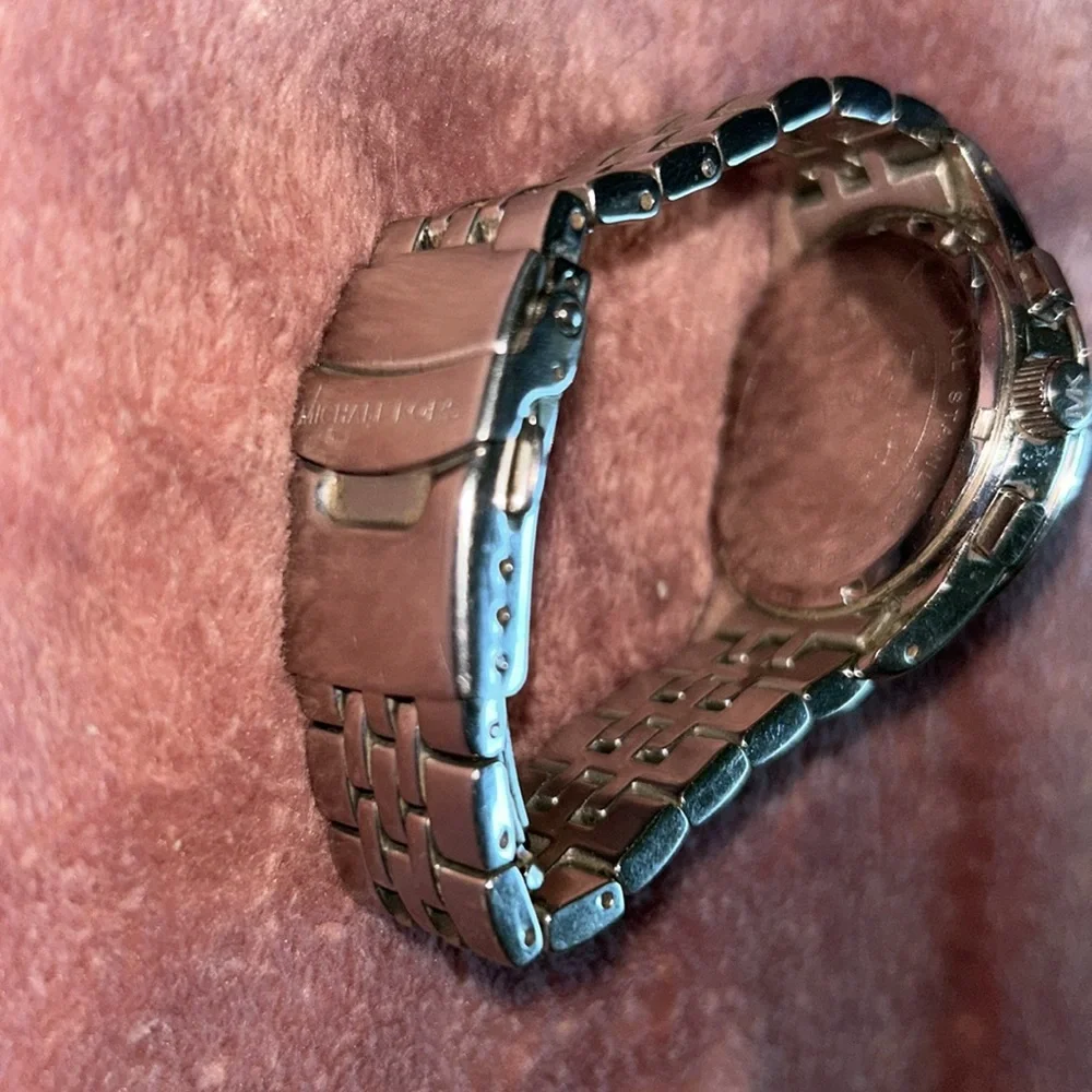 Michael Kors watch, in great construction, needs new batteries. - Picture 8 of 14